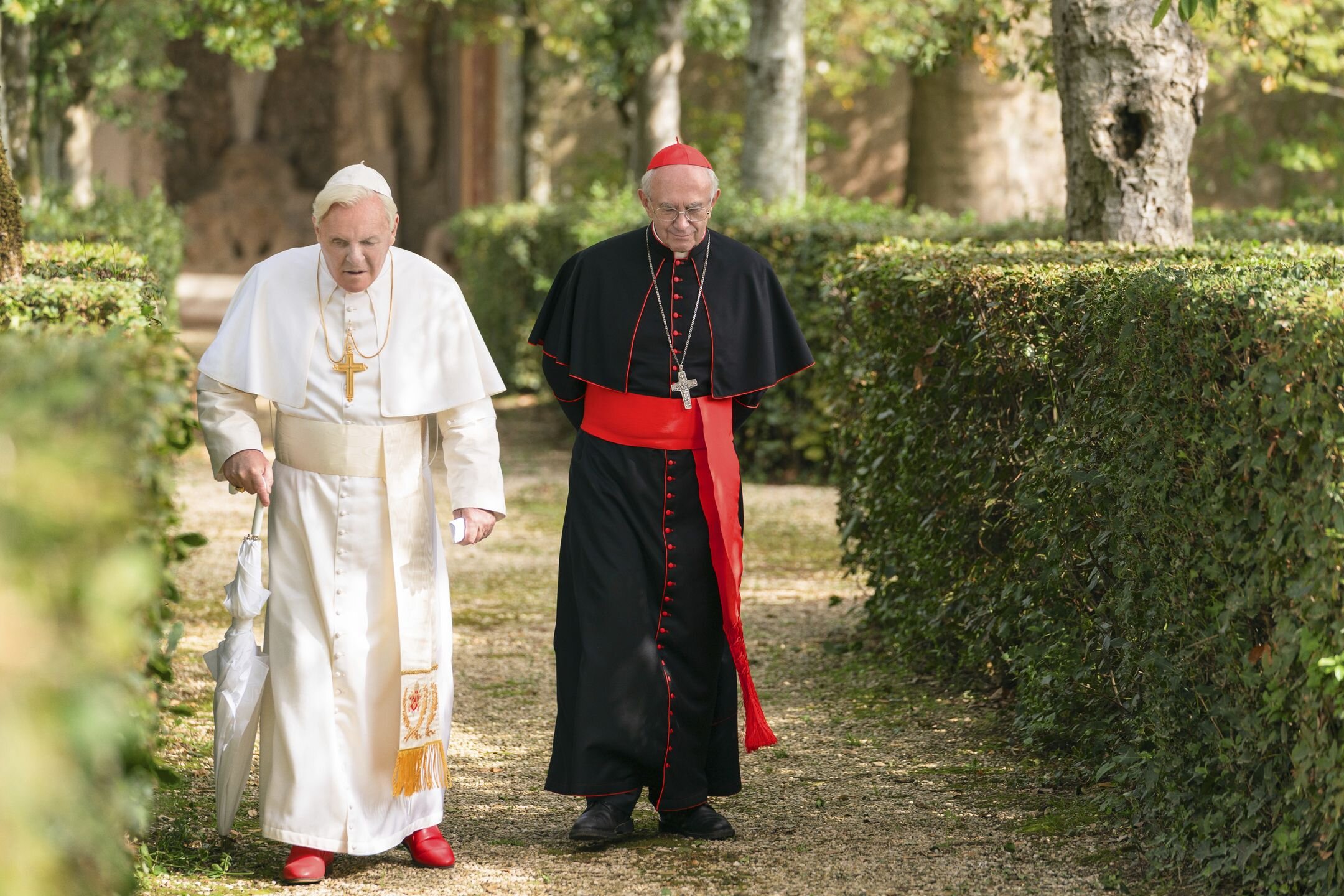 Anthony Hopkins en Jonathan Pryce schitteren in deze indringende interpretatie van de pauswissel in 2013.  © Netflix