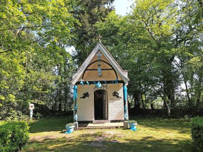 De kapel van Rhoode in Oud-Turnhout ademt door zijn ligging in het groen rust en bezinning uit. © Toerisme Oud-Turnhout