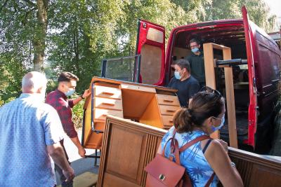 Ook tijdens de coronapandemie bleven vrijwilligers zich inzetten, onder meer voor de verhuizing van meubilair. © Jan Rosseel