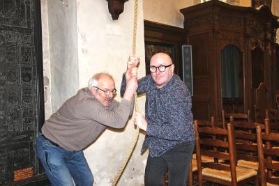 Luc (links) en Dirk Herreman demonstreren hoe het manueel luiden van klokken