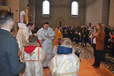 Na het wijdingsritueel ontving Helena (rechts) de communie bij bisschop Petro en haar pas gewijde echtgenoot Volodymyr. © Erik De Smet