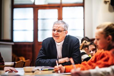 Bisschop Johan Bonny luistert geamuseerd op de recente vormelingendag in Lier. © Andreas Van Esbroeck