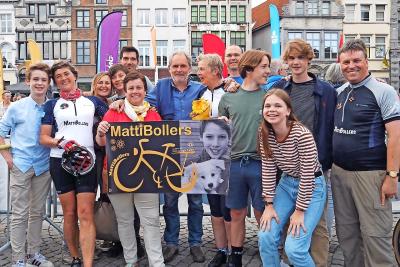 Pastoor Kris Van den Bossche (rechts) vormt samen met familie en vrienden het team de Mattibollers. © Mattibollers