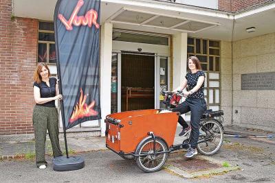 Roos Fekkers (links) en Katrien Geysens (rechts) en ‘Het rijdend vuurtje’ waarmee ze voedselbedelingen houden voor mensen op de vlucht en dak- en thuislozen. © Tony Dupont