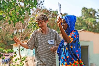 Op zoek naar een verrijkende babbel. Joran Jacobs in gesprek met een Senegalese. © Jeroen Broeckx