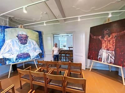 De schilderijen van Marc Spiessens staan momenteel in de Olense noodkerk. © Filip Ceulemans