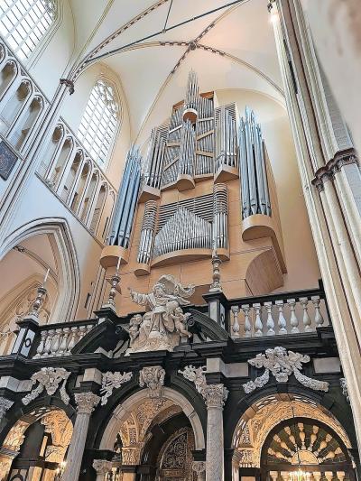 Het Klaisorgel aan de westmuur van de kathedraal in Brugge. © Martien Schouteet