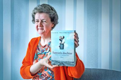 Ingrid Weinberger met haar boek: ‘Als nabestaande van een overlevende van de Holocaust voel ik het als mijn plicht te getuigen.’ © Joke Couvreur