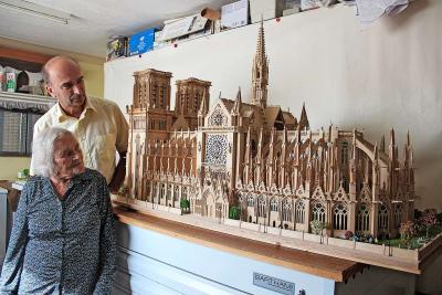 André Herpoel en Maria Merveillie bij de maquette van de Notre-Dame in Parijs.