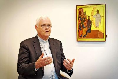 Bisschop Hoogmartens met de icoon die tijdens de viering centraal zal staan. © Tony Dupont