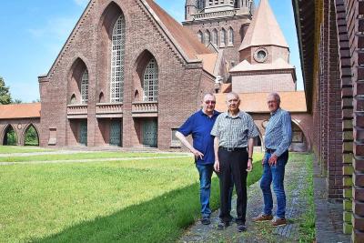 François Hemelaers, Rik Segers en Manille Willems tonen twee weekends lang het kerkelijk leven in en rond de mijnkathedraal. © Tony Dupont