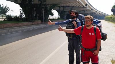 Bertrand Goethals (met hoed) en Andreas Heyerick in Rize, Turkije. Voor hun wereldrecord liftten ze door de 44 landen van geografisch Europa. © Over the Top