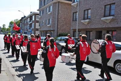 De drumband loopt enkele keren per jaar een optocht met slaginstrumenten. Op de rug het logo. © Marc Leenaarts