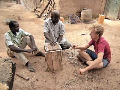 In Benin installeren studenten samen met de dorpelingen gsm-oplaadpunten op zonne-energie. © Humasol