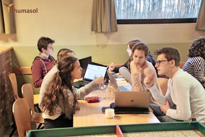 Een jaar lang bereiden studenten in teams onder leiding van coaches hun project voor op technisch, financieel en sociaal vlak. Ze leren elkaar kennen en samenwerken. © Humasol