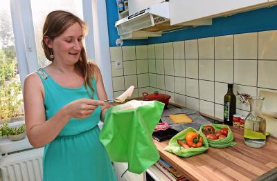 Annekatrien Vermeulen houdt haar lunch vers in een afwasbare en herbruikbare foodwrap. © Mia Uydens