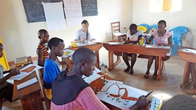 In Uganda werden jonge meisjes en hun moeders vorig jaar samen aan het tekenen gezet. Ze schetsten ook elkaar. © The Red Pencil