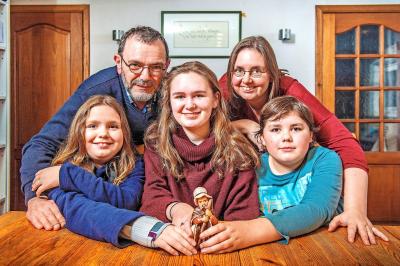 Dirk en Tamara De Meyer-Andries met hun kinderen Sipporah, Talitha en Elias. En eentje van de herders. © Frank Bahnmüller