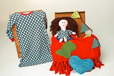 Verrassing uit de prinseshartekoffer: een pop voor meisjes (een ridder voor jongens), een pyjama, een dekentje. © Prinses Harte