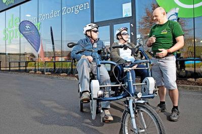 De duofietsen, verkrijgbaar in de winkel in Meerhout, worden onder meer door zorgcentra aangekocht. © De Sprong vzw
