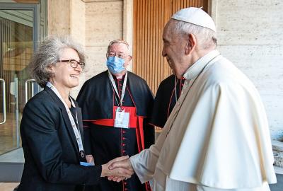Becquart wordt begroet door paus Franciscus. Tussen hen in uittredend COMECE-voorzitter Hollerich.  © KNA
