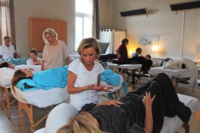 Elke zorgmassage wordt aangepast aan de specifieke noden van de patiënt. © Zorgmassage vzw