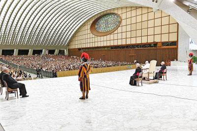 De synode vindt plaats in de indrukwekkende Paulus VI-zaal van het Vaticaan. © KNA