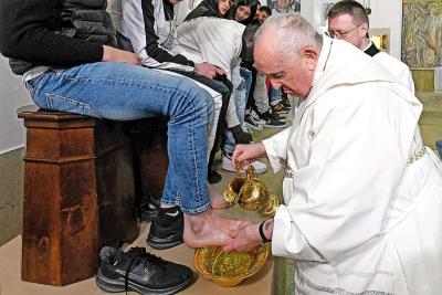 De traditionele voetwassing op Witte Donderdag: in 2023 trok paus Franciscus ervoor naar de jeugdgevangenis Casal del Marmo in Rome. © KNA