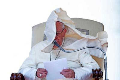 Franciscus wordt verrast door een stevige bries tijdens een Algemene Audiëntie op het Sint-Pietersplein. © PN